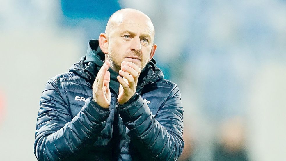 Kann sich auf einen begehrten Neuzugang freuen: Lilien-Coach Torsten Lieberknecht. Foto: Uwe Anspach/dpa