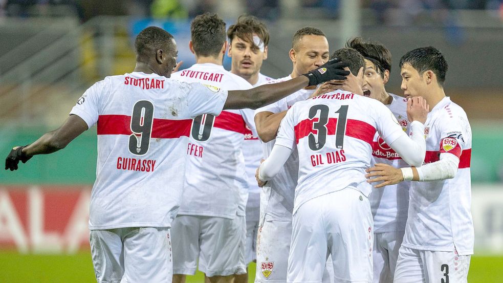 Der VfB Stuttgart setzte sich spät in Paderborn durch. Foto: David Inderlied/dpa
