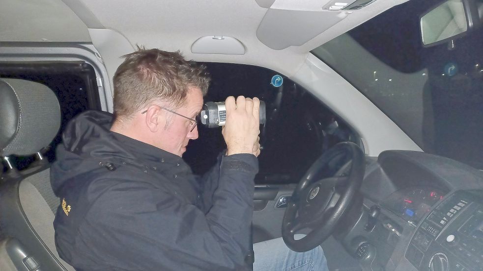 Einsatzleiter Polizeihauptkommissar Hubert Schönink nahm im Rahmen der umfangreichen Überwachungsaktion die Messung mit der Laserpistole selbst vor. Foto: Wilken
