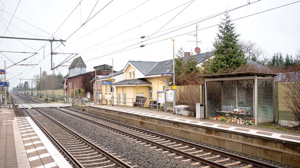 Der Bahnhof von Brokstedt: Im Wartehäuschen haben Trauernde Blumen abgelegt und Kerzen entzündet. Foto: Daniel Bockwoldt
