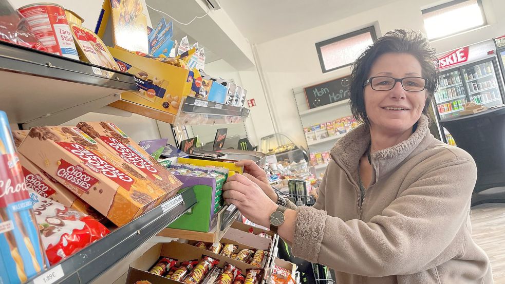 Im südlichen Bereich von Westhauderfehn gibt es wieder einen Kiosk. Kerstin Ortmann hat sich dort mit ihrem Lüttje Laden selbstständig gemacht. Foto: Hellmers