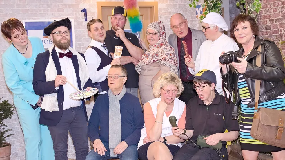 Die Strücklinger Laienschar (von links): Christiane Immer, Ralf Sluiter, Manuel Ahrens, Willehad Harms, Tobias Geesen, Michaela Janßen, Gabriele Harms, Freerk Röskens, Ingo Immer Alexandra Kruse und Petra Kliem. An diesem Sonntag hat die Gruppe im Strücklinger Pfarrheim Premiere mit der plattdeutschen Komödie „Een Dörp ohn Tratsch?“. Foto: privat