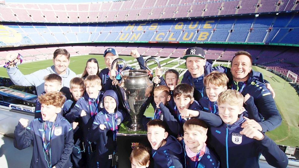 Bei der Stadionführung im berühmten Camp Nou des FC Barcelona durften die U12-Junioren von BW Papenburg auch mit einem Duplikat des Champions-League-Pokales posieren. Foto: Privat