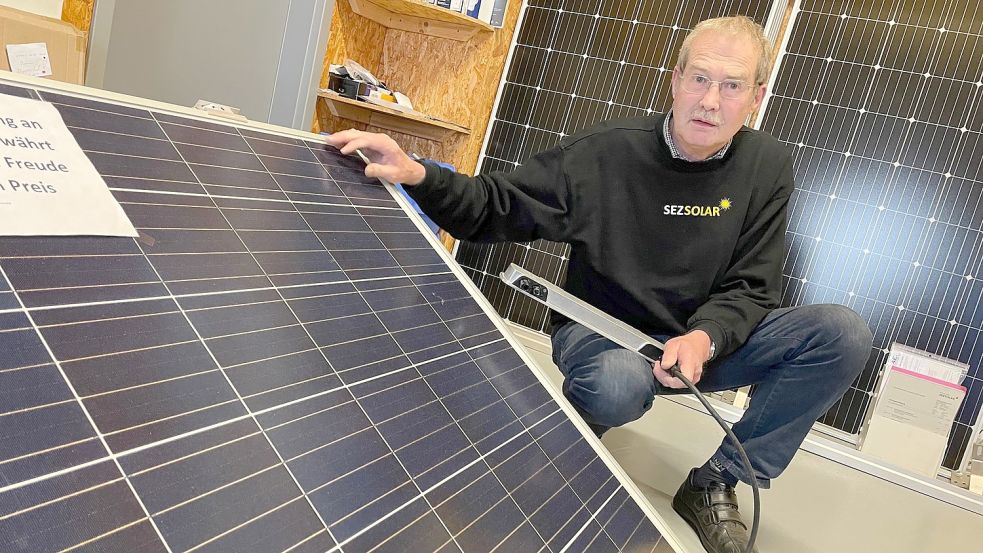 Gerwin Schulte vom Sonnen-Energie-Zentrum in Ostrhauderfehn mit einem Solarmodul für ein Balkonkraftwerk. Die Anlagen seien derzeit sehr gefragt, sagt er. Foto: Janßen