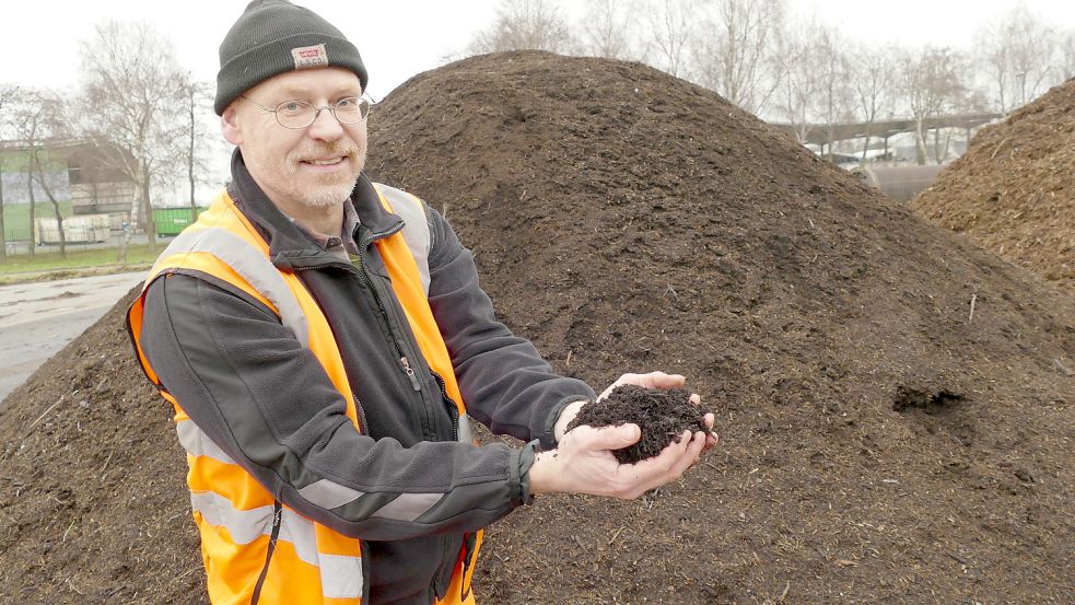 Carsten Tammen, Leiter des Kompostwerks des Landkreises Leer, zeigt den Naturdünger, der am Ende eines langen Prozesses aus Grünabfällen in Breinermoor gewonnen wird. Foto: Wieking