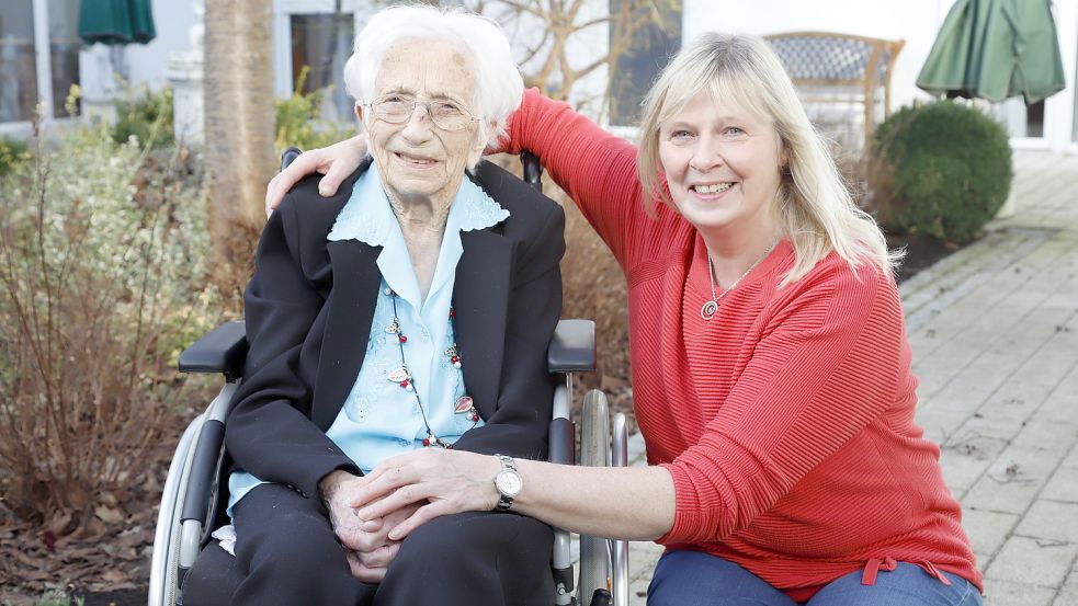 Enkelin Anne Braje freut sich mit ihrer Oma Gerda über den 107. Geburtstag. Foto: Passmann
