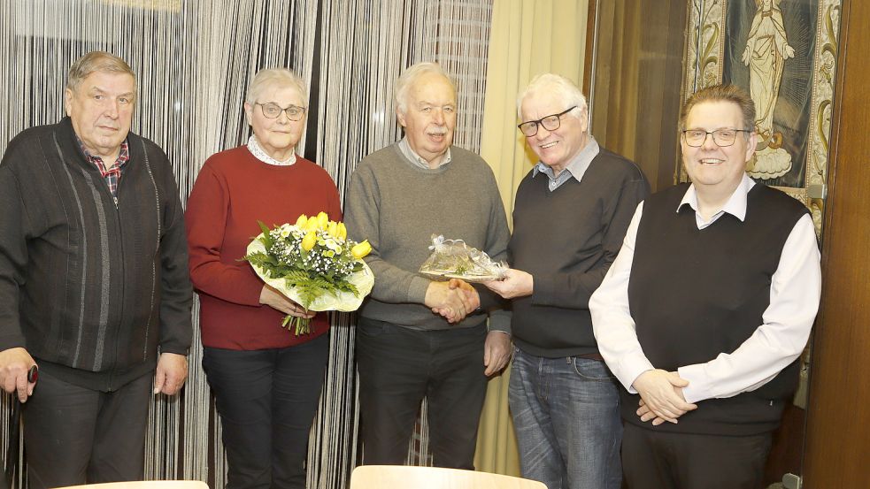 Bei der Chorgemeinschaft „Concordia“ Barßel wurde Dirigent Fritz Jürgen Baumann (Mitte) durch die Vorstandsmitglieder (von links) Oswald Maßner, Agnes Lamping und (von rechts) Präses Ludger Becker und Ullrich Dumstorff geehrt. Foto: Passmann