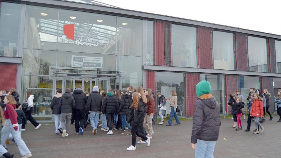 Das Laurentius-Siemer-Gymnasium in Ramsloh ist eine öffentliche Schule in Trägerschaft des Landkreises Cloppenburg. Die Schulleitung setzt sich proaktiv mit der Frage auseinander, ob und warum der Namensträger ein katholischer Pater ist. Dazu lädt sie für den 14. Februar zu einem Vortrag mit der Historikerin Dr. Maria Zumholz ein.