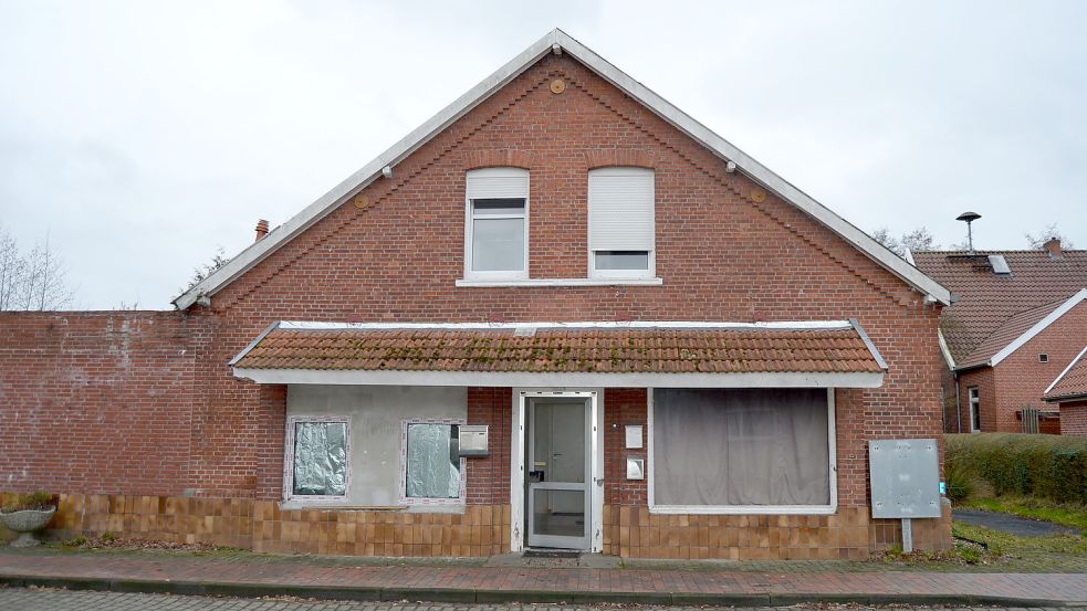 Das Haus an der Backemoorer Straße 91 im Rhauderfehner Ortsteil Backemoor, in dem sich früher ein Lebensmittelladen befand, gehört dem Geschäftsführer einer Leeraner Immobilienfirma. Dort sind drei Mieter gemeldet, die Leistungsbezieher sind. Außerdem wohnen dort noch mehrere Ukrainer. Fotos: Fertig