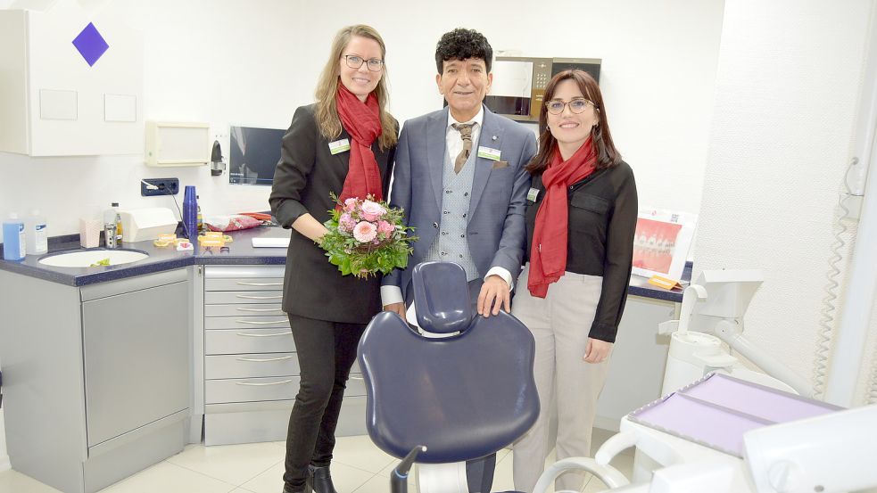 Sie stellten am Tag der offenen Tür die Räume des Zahnmedizinischen Versorgungszentrums vor (von links): Wiebke Würdemann-Arndt, Dr. Fathey Balaom und Fatbardha Mustafa.. Foto: Weers
