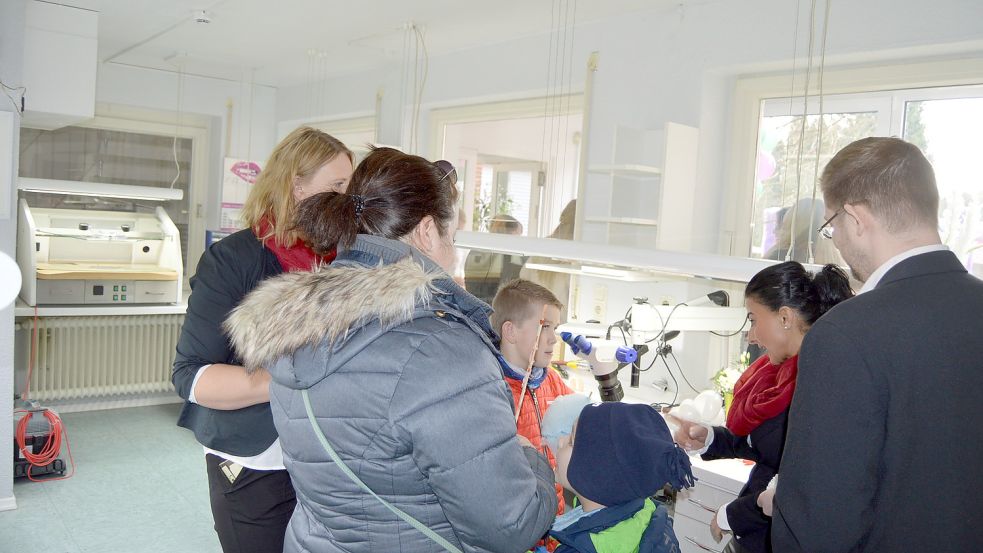 Viele Besucher sahen sich die modernen Praxisräume an. Foto: Weers