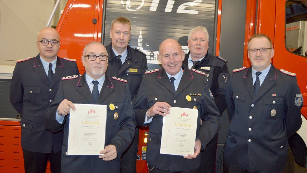 1. Hauptfeuerwehrmann Joachim Remmers und Hauptlöschmeister Hermann Tews wurden für jeweils 50 Jahre Feuerwehrdienst vom Landesfeuerwehrverband Niedersachsen geehrt. Auch die Gemeinde Rhauderfehn und die Feuerwehrkameraden gratulierten. Das Foto zeigt (von links) Westrhauderfehns Ortsbrandmeister Bernd Haskamp, Joachim Remmers, Brandabschnittsleiter Süd Ernst Behrends, Hermann Tews, Gemeindebrandmeister Oskar Gerdes und den stellvertretenden Ortsbrandmeister Ludger Böning.Foto: Weers