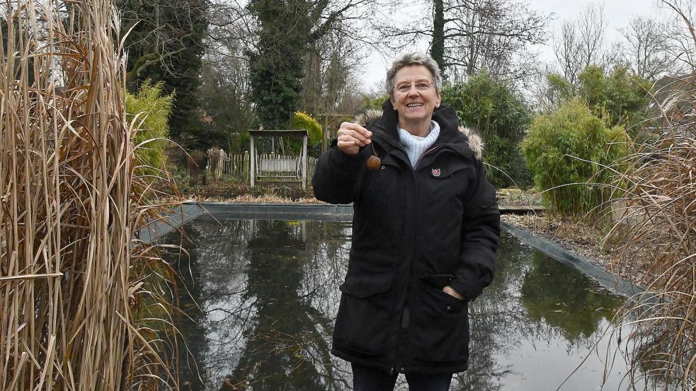 Renate Meinhard steht vor ihrem Schwimmteich in Ostrhauderfehn. Fotos: Scherzer