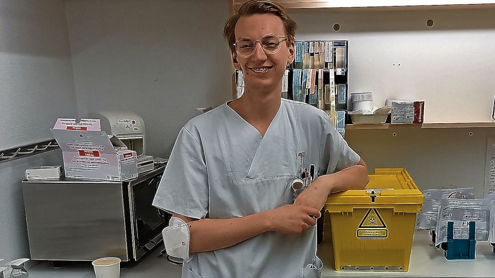 Robin Lindholz bei der Arbeit auf seiner Station im Oldenburger Klinikum. Foto: Privat