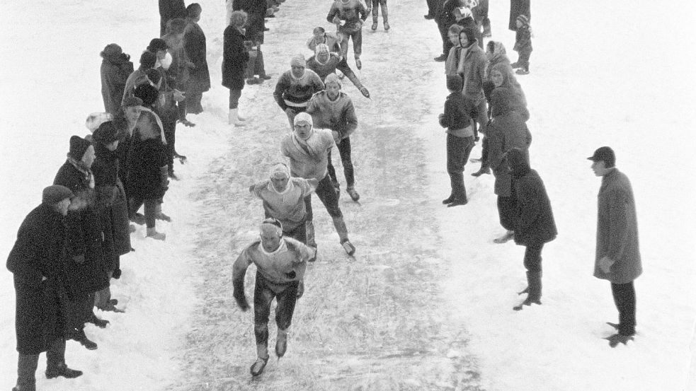 Im ersten Streckenteil taten sich die Läufer noch in Gruppen zusammen, um Wind und Kälte zu trotzen. Manch ein Zuschauer reichte ihnen warme Getränke. Fotos: Imago