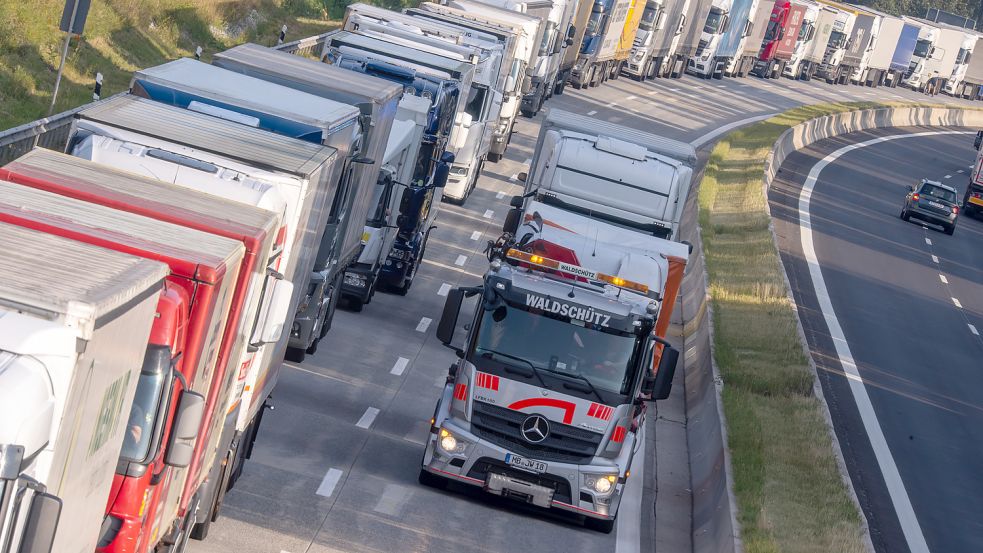 Lkw sollen nach dem Willen von Verkehrsminister Volker Wissing auch nach 2035 noch mit Verbrenner-Motoren fahren. Foto: Peter Kneffel / dpa