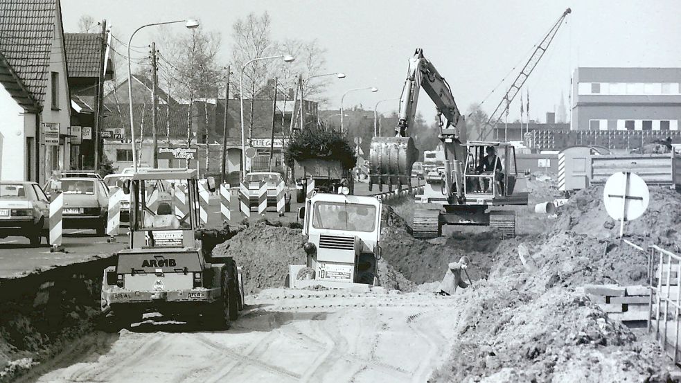 Derzeit wird der Ausbau der Hauptstraße in Ostrhauderfehn wieder diskutiert. Größere Baumaßnahmen auf der Bundesstraße 438 gab es auch vor 37 Jahren im April 1984. Interessant auf dem Bild aus dem GA-Archiv ist auch die Straßenansicht mit dem markanten Gebäude des Kaufhauses Wreesmann (rechts) und Korrelvink (links).