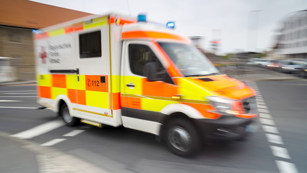 Wenn ostfriesische Krankenhäuser keine Patienten aufnehmen können, müssen ostfriesische Rettungsdienste ihre Patienten weiter fahren. Symbolfoto: Armer/dpa