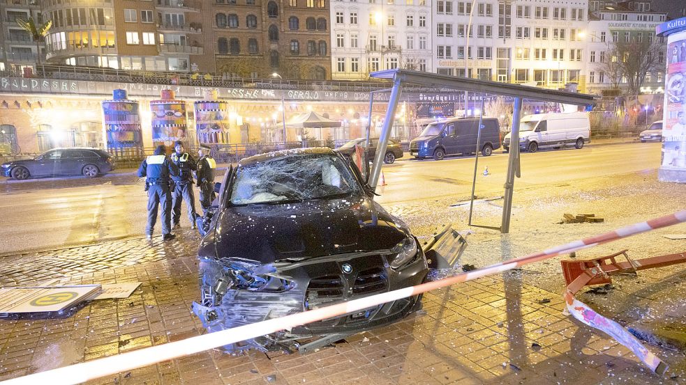 Der Unfallort an der St. Pauli Hafenstraße in Hamburg gleicht einem Trümmerfeld. Foto: Marius Roeer