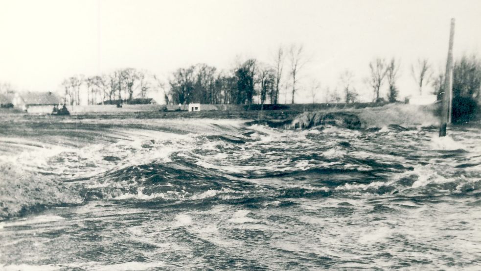 Als der Deich bei der Seeschleuse in Papenburg bricht, ergießt sich eine ungeheure Flut ins Land. Sie hinterlässt Angst und Verzweiflung, Chaos und Zerstörung. Am Ende stehen Tausende von Hektar Land bei Völlen unter Wasser. Foto: Sammlung Schipper