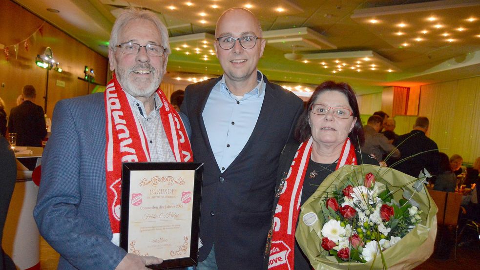 Fokke Schmidt (links) und Helga Dübbelde (rechts) erhielten die Auszeichnung „Concorde des Jahres“ und „Concordin des Jahres“. Das Foto zeigt die Geehrten mit dem Vereinsvorsitzenden Guido Mülder.