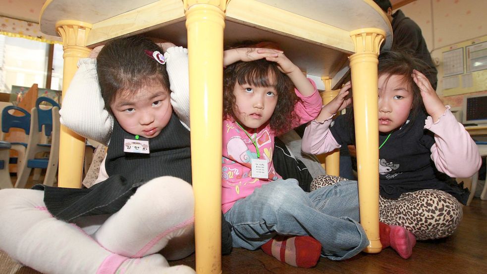 In Japan wird das korrekte Verhalten während eines Erdbebens schon in der Kita geübt. Foto: dpa/Xinhua