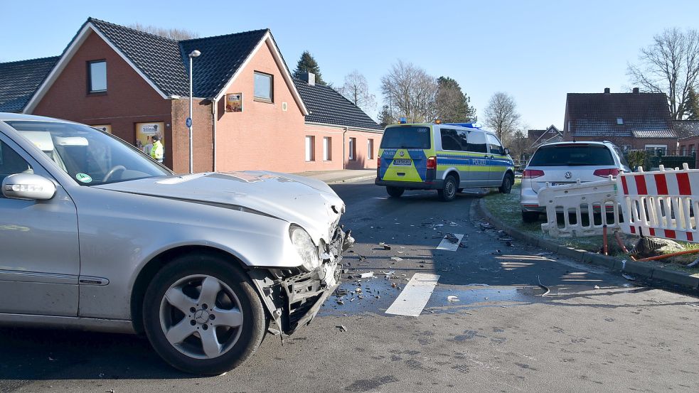 Die beiden Fahrzeuge waren nach dem Unfall nicht mehr fahrbereit, sie mussten abgeschleppt werden. Die Polizei musste die Kreuzung zeitweise voll sperren. Foto: Ammermann