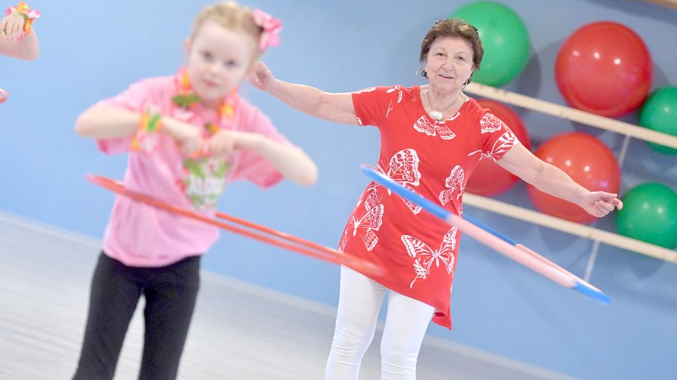 Inge Kickbusch (rechts) ist mit 74 Jahren die älteste Teilnehmerin. Das Zusammenspiel mit Kendra Freese klappt schon sehr gut.