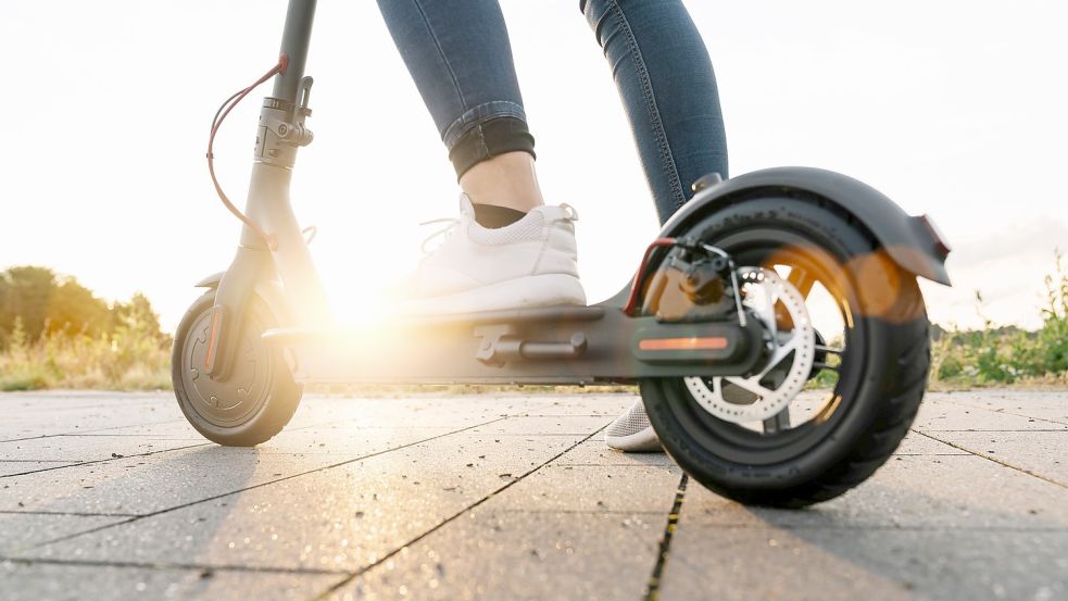 Auf dem Gehweg bitte absteigen – mit dem E-Scooter darf man dort nicht fahren. Foto: rcfotostock/Stock.Adobe.com