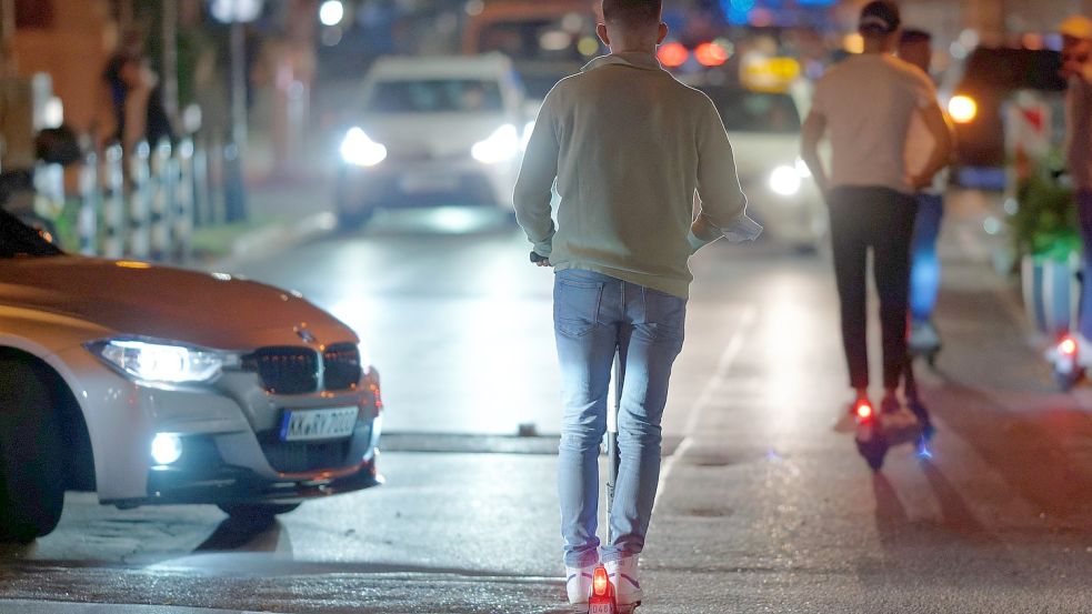Bei Dunkelheit muss das Licht eingeschaltet sein. Gefahren wird auf der Straße. Foto: Henning Kaiser/dpa