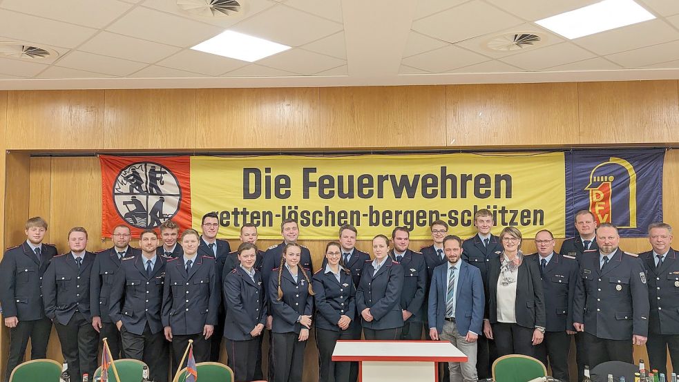 Zum Gruppenbild stellten sich die Feuerwehrleute mit ihren Gästen auf. Foto: Bruns/Feuerwehr