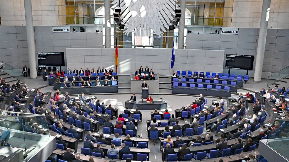 Die Abgeordneten im Bundestag können sich 2023 auf steigende Bezüge freuen. Foto: dpa/Philipp Znidar