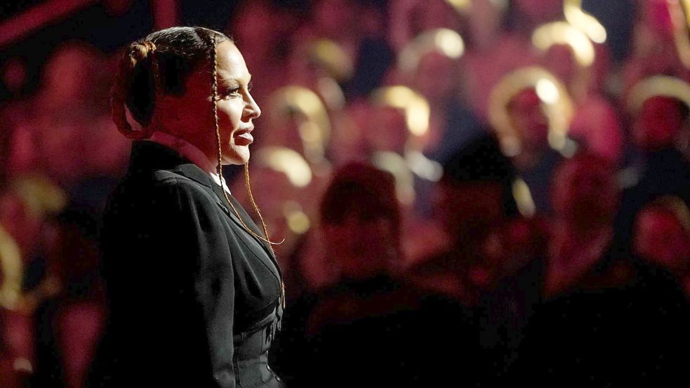 Sängerin Madonna zog bei den Grammy Awards mit einem neuen Aussehen die Blicke auf sich. Foto: Chris Pizzello/Invision/AP/dpa