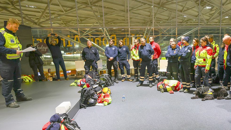 Das I.S.A.R.-Team, das ins Erdbebengebiet flog, beim letzten Briefing von dem Einsatz am Flughafen Köln Bonn. Die Organisation veröffentlichte das Bild auf ihrer Homepage. Foto: Braun/I.S.A.R.