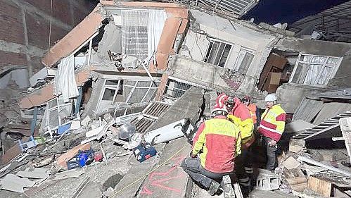 I.S.A.R.-Helfer versuchen, verschüttete Menschen aus den Trümmern eines Hauses in der Stadt Kirikhan zu retten. Dieses Bild veröffentlichte die Organisation in ihrem Live-Blog. Foto: I.S.A.R.