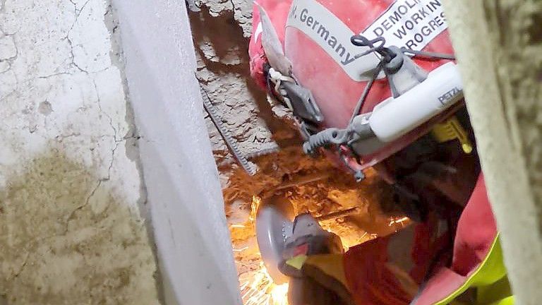 Unter großen Schwierigkeiten haben sich die Helfer des I.S.A.R.-Teams in mehr als 30-stündiger Arbeit zu einer Verschütteten vorgearbeitet. Es gelang ihnen, die Frau durch einen Schlauch mit Wasser zu versorgen. Foto: I.S.A.R.