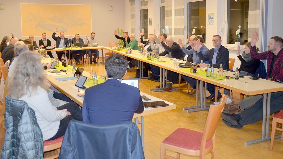 Als der Haushaltsplan 2023 vom Barßeler Gemeinderat verabschiedet wurde, blieben die Hände von Sozialdemokraten, Grünen und der Bürgerfraktion unten. Alle drei Ratsgruppierungen tragen den Haushalt nicht mit. Gegen 11 Stimmen wurden Haushaltssatzung und Haushaltsplan 2023 allein von der Mehrheitsfraktion CDU/FDP sowie dem parteilosen Barßeler Bürgermeister Nils Anhuth auf den Weg gebracht.