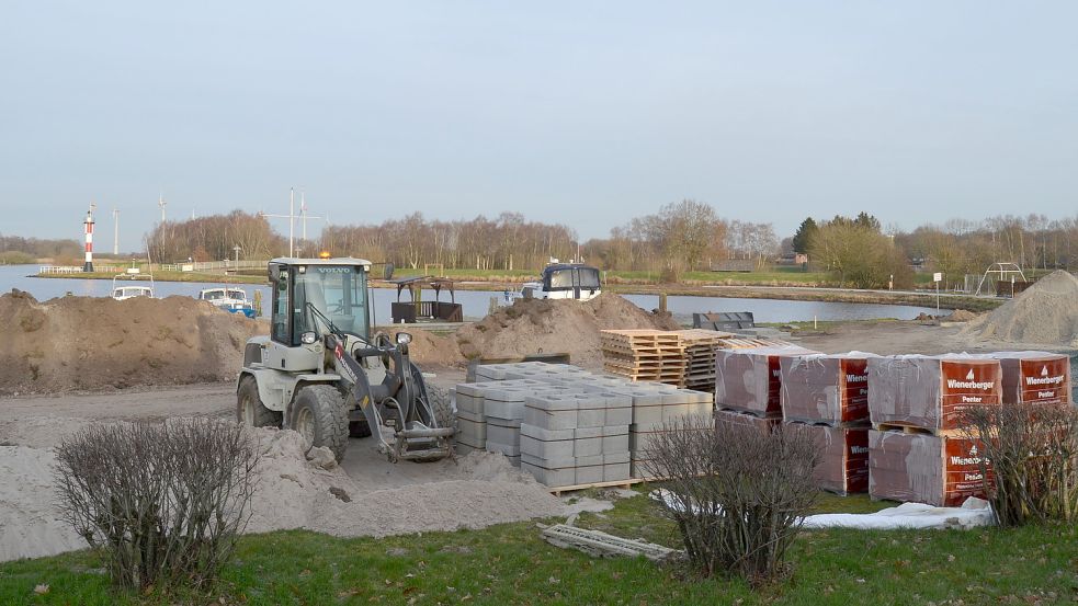 Am Barßeler Hafen wird derzeit eine Seeterrasse gebaut. Gefördert wird das Projekt, das insgesamt 510.000 Euro kosten soll, mit 355.000 Euro aus dem Landesprogramm "Perspektive Innenstadt". Die Barßeler Grünen finden die Investition nicht nachhaltig. Sie würden lieber Geld in Fahrradwege und Spielplätze stecken. Fotos: Fertig