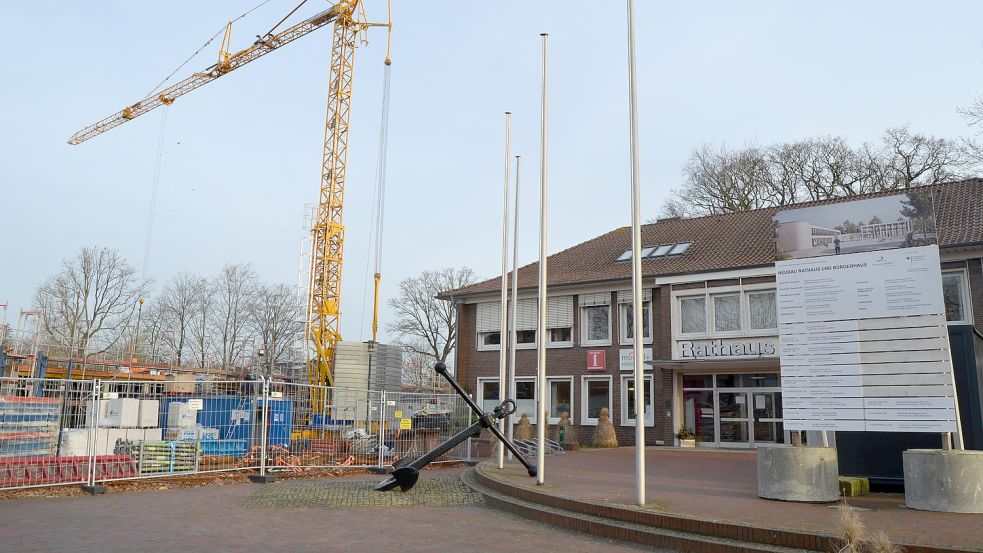 Mit 15,5 Millionen Euro schlägt nach neuesten Berechnungen der Bau des neuen Rat- und Bürgerhauses zu Buche, der das in die Jahre gekommene Barßeler Rathaus ersetzen soll. Grüne und Bürgerfraktion wären dafür, zumindest vom Bau eines Bürgerhauses Abstand zu nehmen. Stattdessen könnte man für die dort geplanten Zusammenkünfte das Müllerhaus nutzen, schlug BfB-Sprecherin Waltraut Frerichs in der Ratssitzung vor.