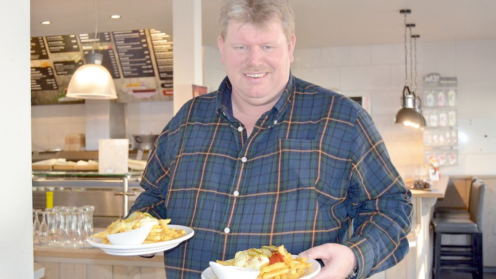 Diese beiden Portionen Pommes spezial, die Wim Drent hier in seinem Imbiss Barßel serviert, gehören zu den letzten, die er dort anbietet. Am 23. Dezember schließt er. Ab kommendem Frühjahr will Drent mit einem Foodtruck am Hafen in Barßel stehen. Fotos: Fertig