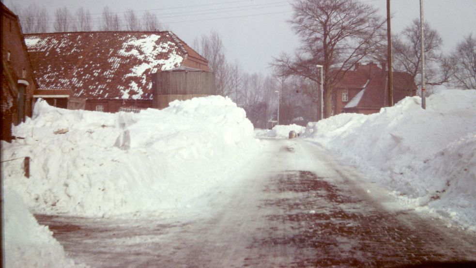 Der Schnee türmte sich meterhoch entlang der Seitenräume der Fahrbahnen.