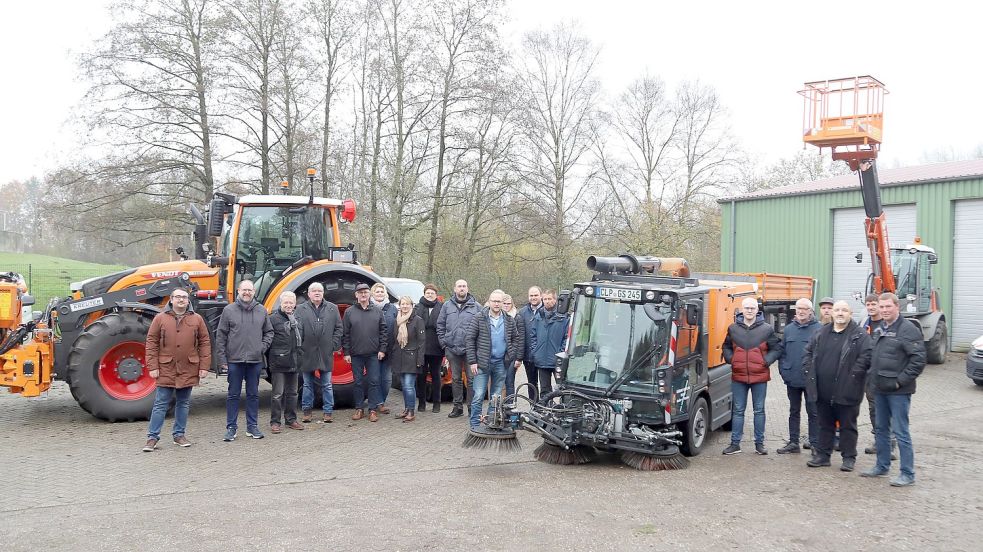 Auf dem Bauhof in Scharrel sahen sich die Ausschussmitglieder die neuen Maschinen an: Angeschafft wurden zwei Caddys, eine Kehrmaschine, ein Radlader mit Korb, ein Dreiseitenkipper und ein Trecker der Marke Fendt 27, mit Mähwerk, der auch für Streudienst im Winter geeignet ist. Kosten rund 600000 Euro. Die Kehrmaschine wurde angeschafft, um ab 2023 die Straßenreinigung der Hauptverkehrsstraßen im Saterland eigenständig durchführen zu können. Erläuterungen zu den Maschinen gab es von Bauhofleiter Markus Ahlers und Bauamtsleiter Timo Hinrichs. Foto: Passmann