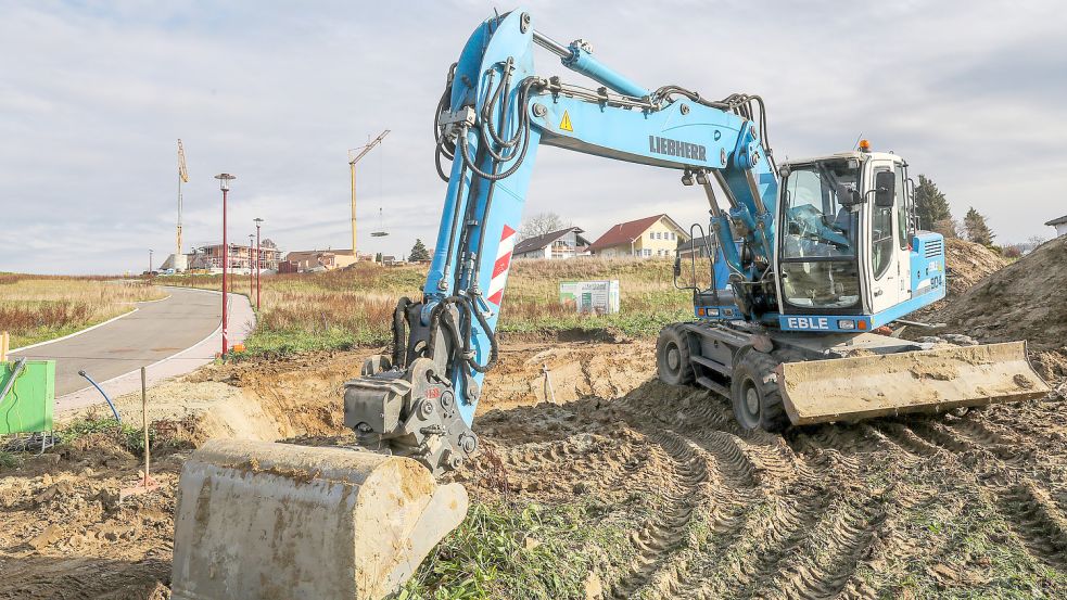 Ein Bagger steht in einem Baugebiet auf einem Bauplatz. Foto: Warnack/dpa