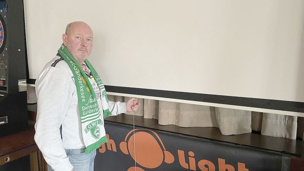 Die Leinwand in der Gaststätte Menkens wird jetzt nur noch selten benötigt. Foto: Sebastian Hanke