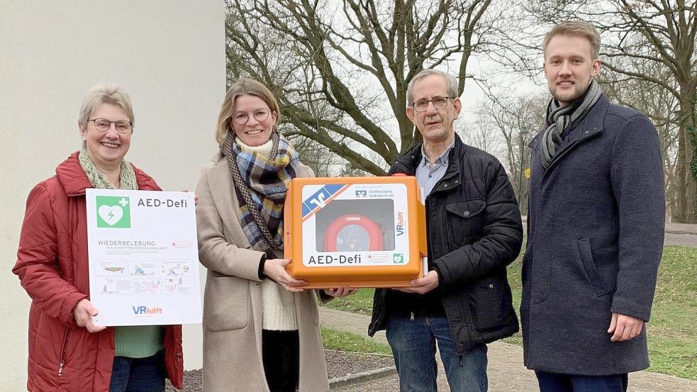 Mathias Hanneken, Bereichsleiter Privatkunden, überreichte den Defibrillator an (von links) Gerda Tellkamp vom Kirchenvorstand, Pastorin Mirjam Valerius und an Theodor Spekker, ebenfalls vom Kirchenvorstand. Foto: Privat