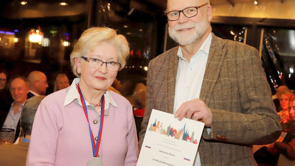 Johanna Evers und Landschaftspräsident Professor Dr. Uwe Meiners bei der Verleihung der Landschaftsmedaille in Ramsloh. Foto: Passmann