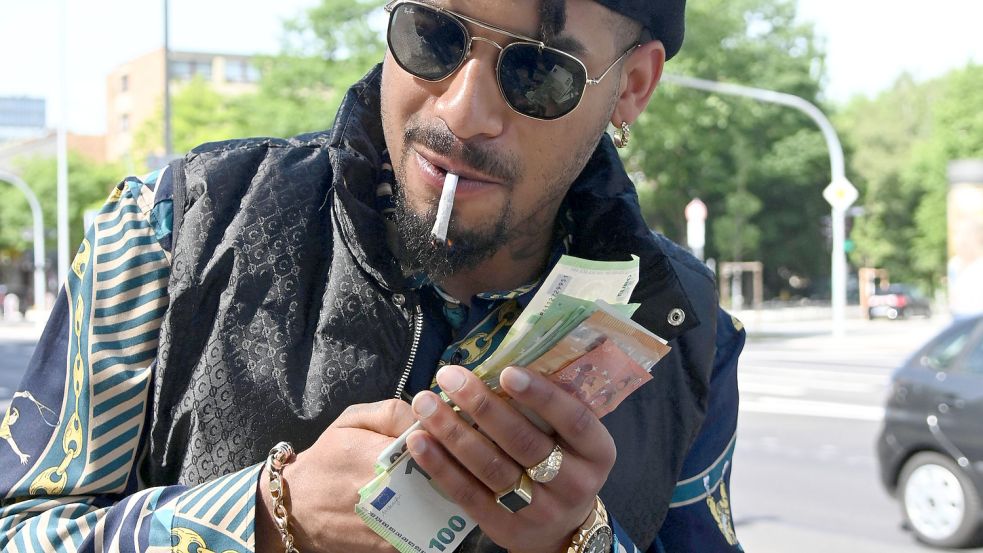 Maxwell Kwabena S. im Juni 2020. Kaum hatte das Amtsgericht ihn zu 20.000 Euro Strafe verurteilt, steckte sich der Rapper auf der Straße einen Joint an und wedelte mit Banknoten. Foto: www.imago-images.de