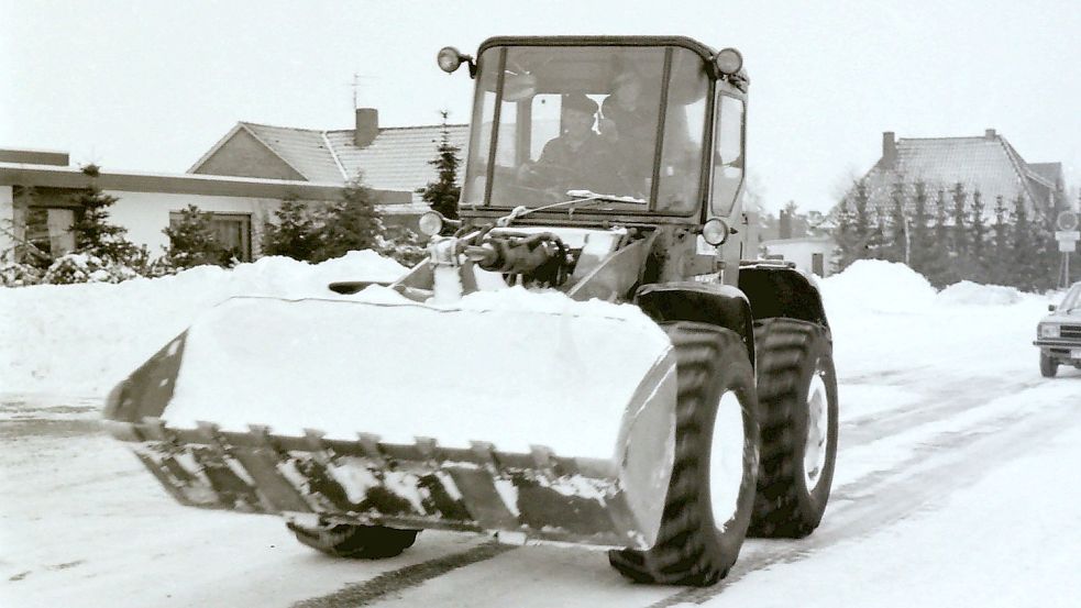 Die Straßen wurden während der Schneekatastrophe mit Radladern geräumt. Foto: Archiv