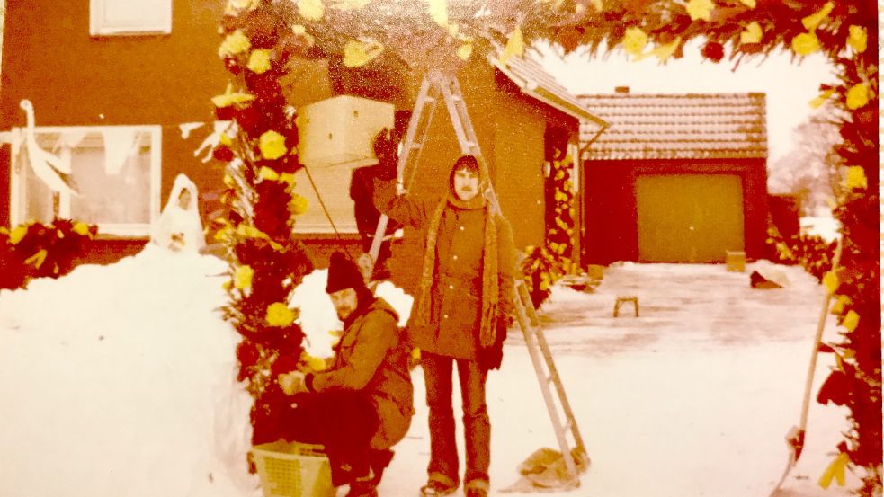 Mitten im Schnee wurde der Bogen für das Hochzeitspaar aufgestellt.