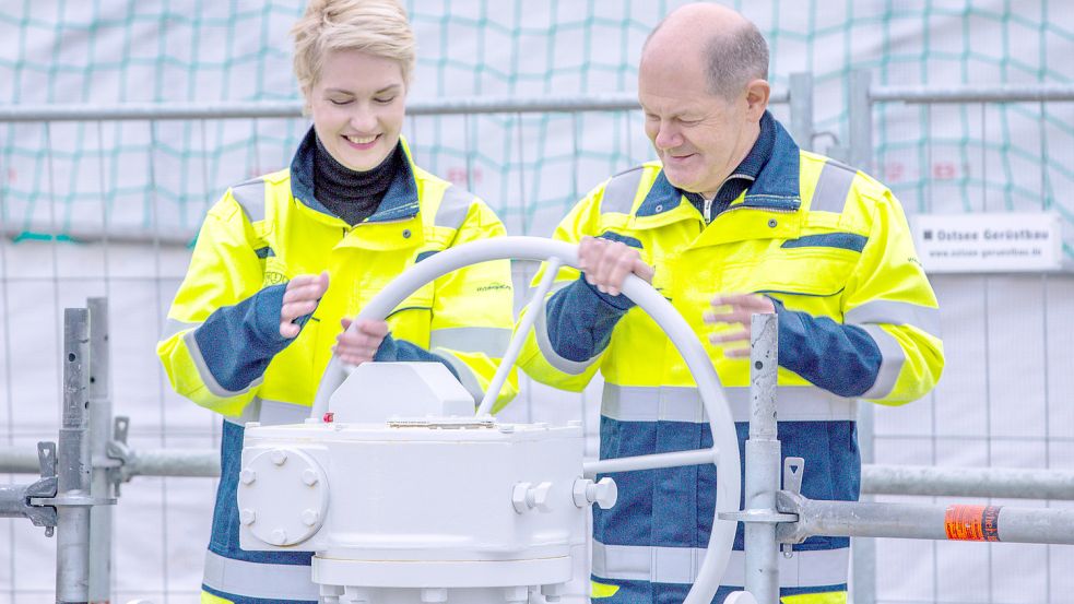 Das LNG-Termin in Lubmin wurde erst kürzlich von Mecklenburg-Vorpommerns Ministerpräsidentin Manuela Schwesig und Bundeskanzler Olaf Scholz feierlich eröffnet. Die Kritik von Umweltschützern hält an. Der Nabu erwägt auch eine Klage gegen das Terminal in Lubmin und Wilhelmshaven. Foto: dpa/Jens Büttner